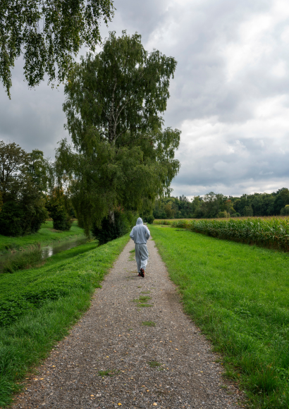 Jugendlicher, süchtig, geht auf einem Feldweg.