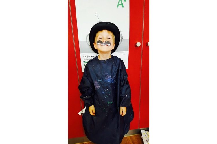 Quasi grande: il figlio dell'autore nel 2° Chindgsi sul tema "pittori famosi". Ha scelto Friedensreich Hundertwasser, da cui il cappello e i baffi. L'avreste mai detto?