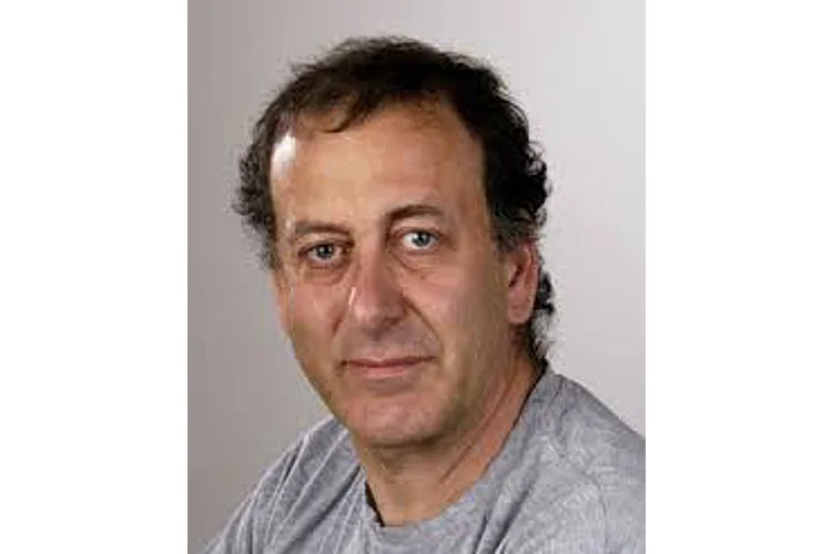 Sepp Holtz est maître de conférences en pédiatrie à l'Université de Zurich et pédiatre en cabinet. Avec sa fille Noa, il gère le podcast "Familienbande", qui offre aux parents la possibilité d'obtenir des conseils d'experts sur des questions relatives à leur progéniture. www.kispi.uzh.ch ' Familienbande. (Image : pluspunkt-zentrum.ch)