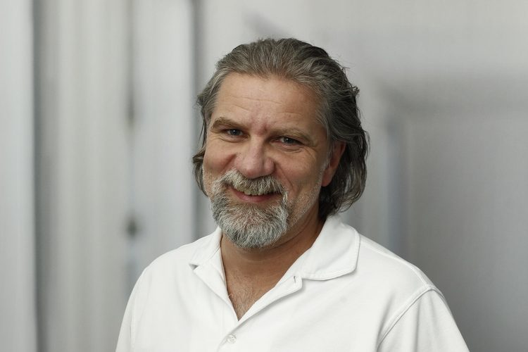 Urs Zimmermann, 52, has been Head of Neonatology and Paediatric and Adolescent Medicine at Bülach Hospital for five years. Before working in Bülach, he was Head of the Neonatology Clinic and Chief Physician in the Department of Paediatrics and Adolescent Medicine at Winterthur Cantonal Hospital for more than ten years. He lives in Bülach and is the father of three adult children.