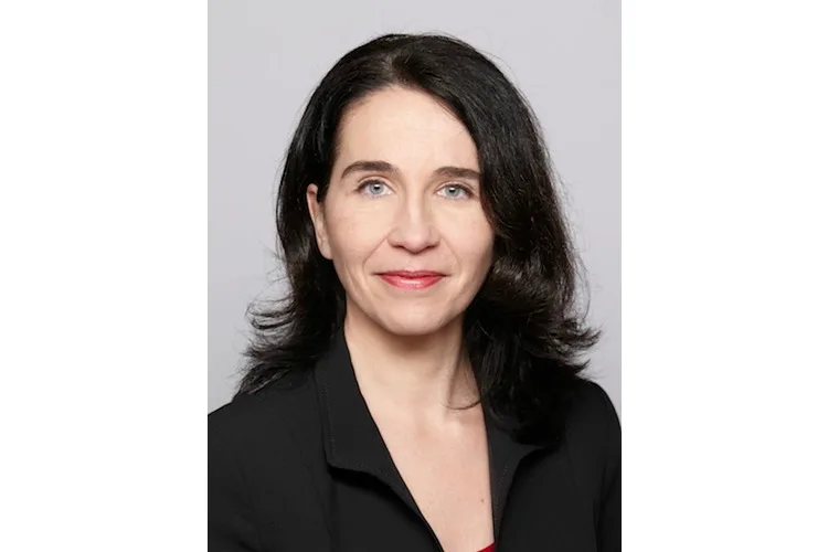 Sarah Zanoni ist pädagogische Psychologin lic. phil. und leitet die Praxis «JugendCoaching Sarah Zanoni & Team» in Aarau. Die zweifache Mutter ist auch Projektleiterin und Lehrperson für «Lernen lernen» und Buchautorin. Sie lebt mit ihrer Familie in Aarau. www.jugendcoaching.ch