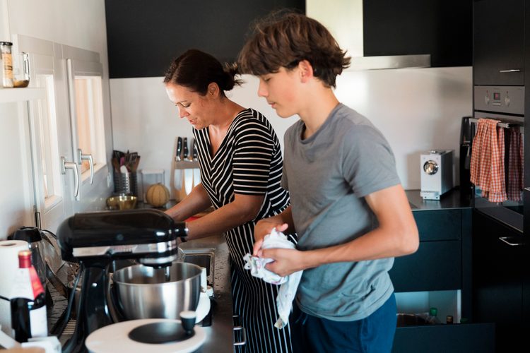 L'indipendenza si impara da chi può fare la differenza: si comincia con l'aiutare in casa. Leggete la sua storia: "Non imponiamo ostinatamente la tariffa".