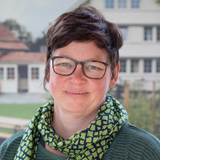 Julika Funk ist Kulturwissen-schaftlerin und Leiterin der Stabsstelle Bildung und Evaluation in den Programmen Schweiz der Stiftung Kinderdorf Pestalozzi. Sie ist Expertin für Chancengleichheit, interkulturelle Kommunikation und Antidiskriminierung.