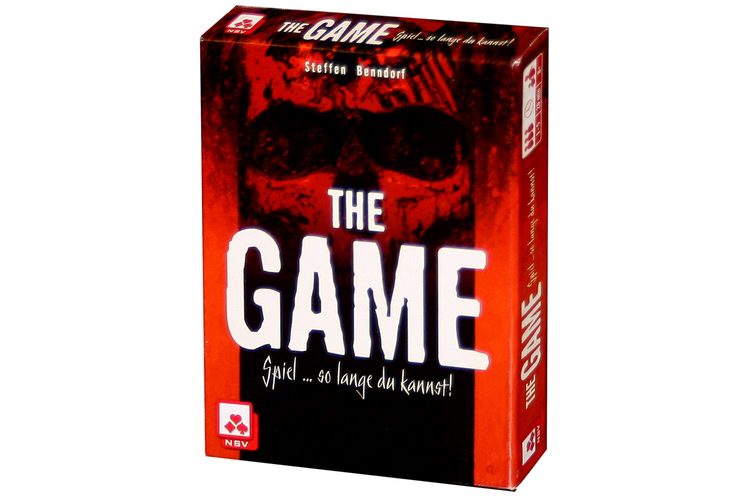 Per chi non sa perdere Il gioco Molte persone non sopportano di perdere contro gli altri. Nei giochi cooperativi, tutti giocano insieme come una squadra contro un sistema di gioco. Se il gruppo non ha successo, una perdita condivisa è una perdita dimezzata. "The Game" è un gioco di carte con regole minimaliste. Descritto teoricamente, non sembra particolarmente speciale, ma chi lo gioca in prima persona viene immediatamente trascinato in un tremendo vortice emotivo. È un gioco di dinamiche di gruppo. 98 carte con valori numerici da 2 a 99 devono essere disposte in quattro pile. Al proprio turno, bisogna sbarazzarsi di almeno due delle proprie carte, ma questo di solito blocca le opzioni degli altri giocatori. È vietato parlare dei valori delle proprie carte. Ciononostante, "The Game" è un gioco di comunicazione pura e prospera su ciò che non viene detto e sulle montagne russe di emozioni scatenate dai vincoli del gioco. "The Game" di Steffen Benndorf Gioco di carte per 1-5 giocatori a partire dagli 8 anni Tempo di gioco: circa 20 minuti Prezzo: Fr. 12.50 Game Factory www.gamefactory-spiele.com