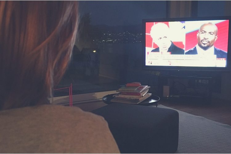 Pourquoi ne devrais-je pas insulter les autres si l'homme le plus puissant du monde le fait ? Le matin après la nuit des élections chez la famille Jansen. Image : zVg