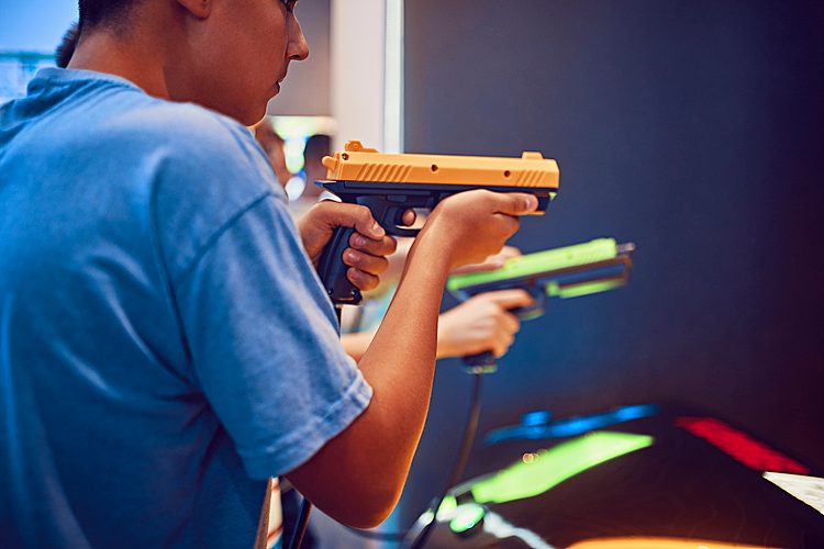 Perché i ragazzi in particolare sono affascinati dalle armi da fuoco e come le madri e i padri dovrebbero gestirle.