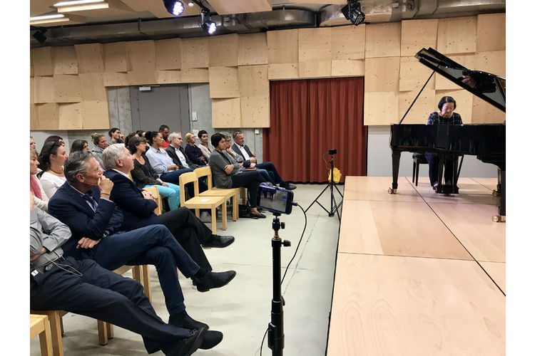 Eingangs des Gesprächs hat Pianistin Michiko Tsuda als Einstimmung ein halbstündiges Klavier-Konzert zu Ehren der Stiftung Elternsein gegeben,