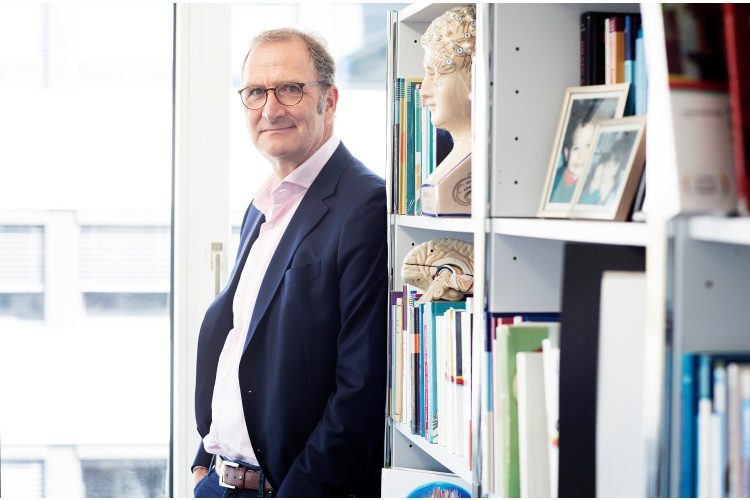 Lutz Jäncke, 60 ans, est professeur de neuropsychologie à l'université de Zurich. Ses recherches portent principalement sur la psychologie cognitive et la plasticité du cerveau. Jäncke est l'un des scientifiques les plus cités au monde. Il a été récompensé à plusieurs reprises par les étudiants pour sa manière de transmettre le savoir. Lutz Jäncke est marié, père de deux fils adultes et vit à Zurich.