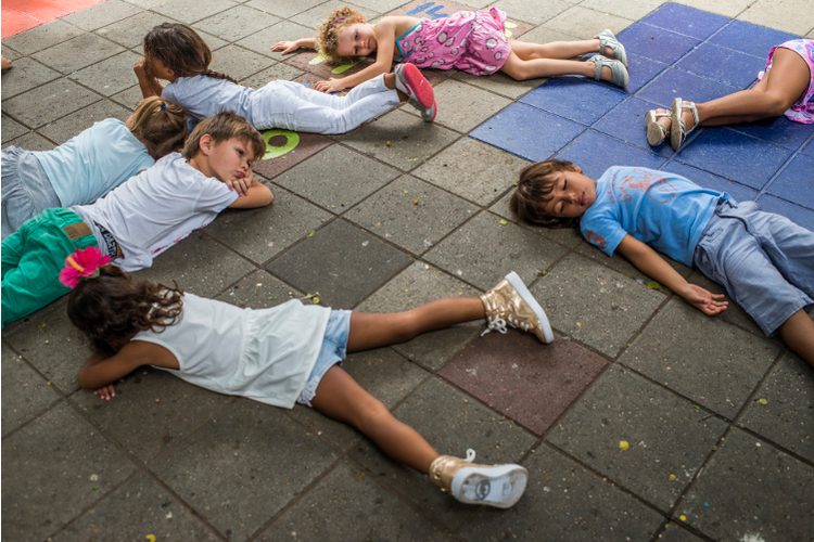 Au jardin d'enfants, votre enfant apprend à interagir avec différents enfants. Il développe ainsi des compétences sociales.
