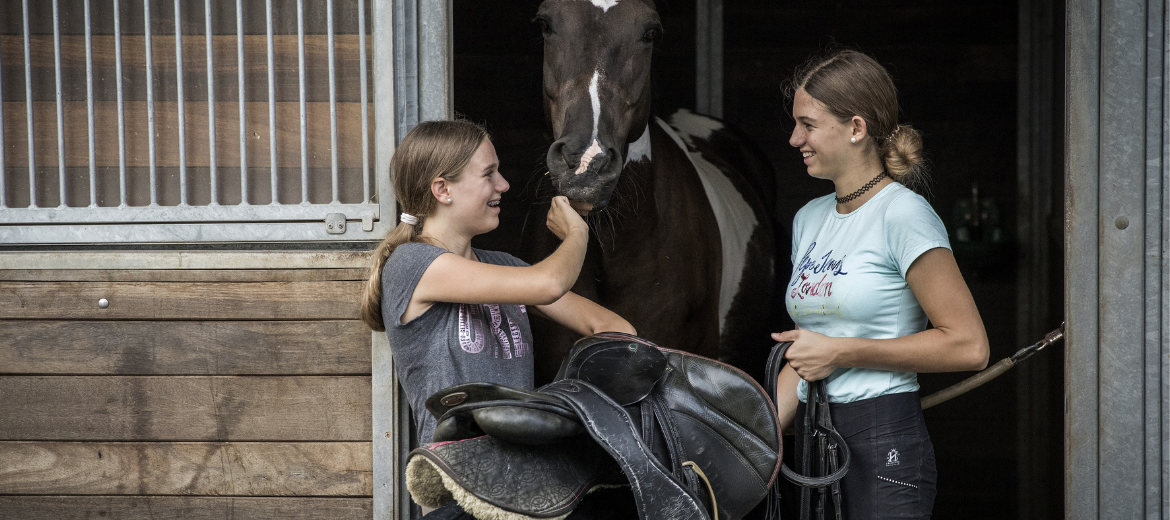 18-10-freundschaft-dossier-hauptteil-schweizer-elternmagazin-hg Freundschaft: Zwei Teenager teilen dasselbe Hobby: Reiten