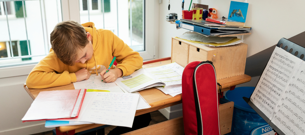 19-11-gymnasium-sekundarschule-passerelle-dubs-dossier-sek-oder-gymi-schweizer-elternmagazin-fritz-und-fraenzi.hg Gymnasium: Ein Schüler sitzt am Pult und arbeitet