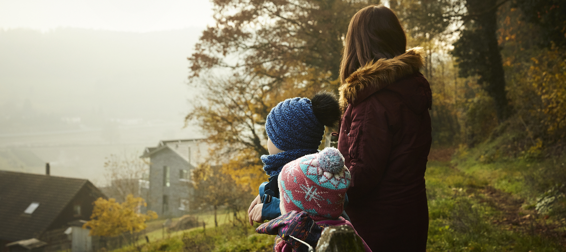 Familie in der Armut-Falle: Mutter mit zwei Kindern