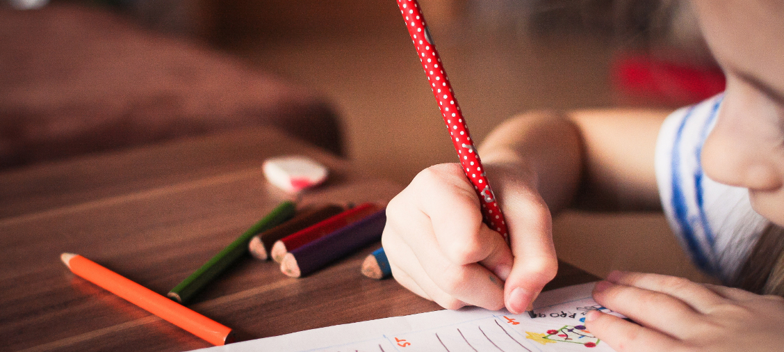 Kindergarten: Ein Mädchen beim Malen und Schreiben