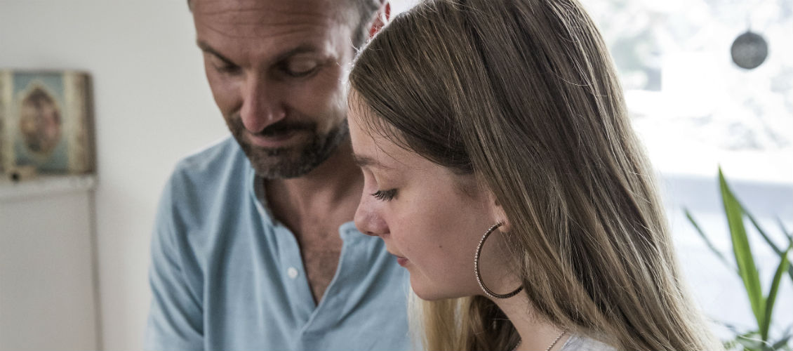 Netiquette: Vater und Tochter schauen auf ein Smartphone