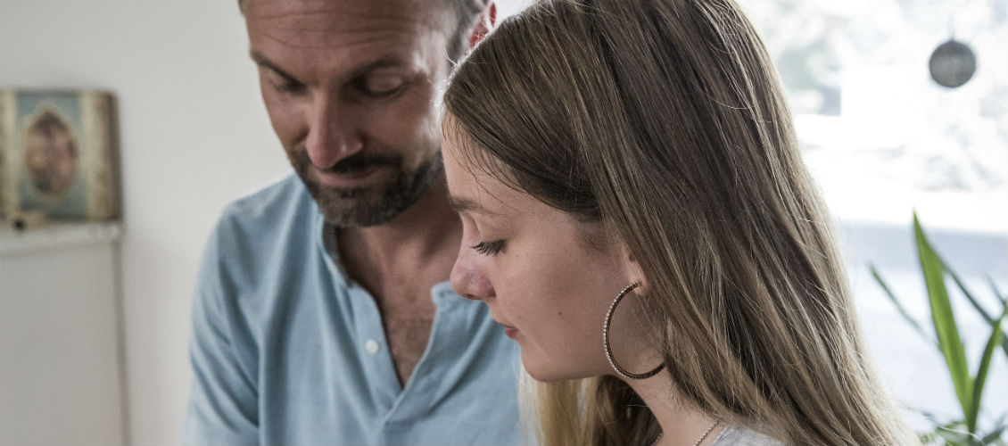 Netiquette_HL Netiquette: Vater und Tochter schauen auf ein Smartphone