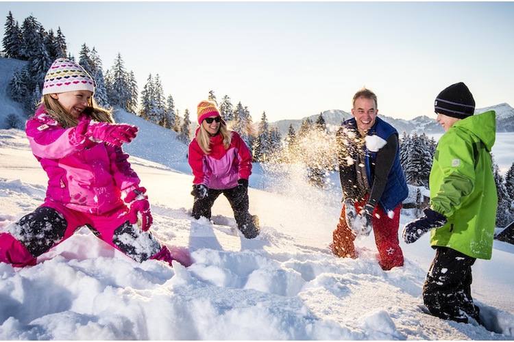 Auf die Plätze, fertig, Schnee! Bettina Wittwer und die Zwillinge Lara und Mario zu Besuch in Sattel SZ. Beim Vater gibt es coole Wintersportgebiete, finden die beiden.