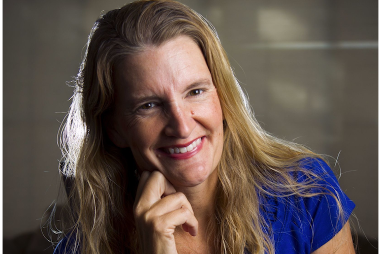 00b270523ba3f541d85db4b25a7122be.png Jean Twenge forscht und lehrt als Professorin für Psychologie an der San Diego State University. Sie hält heutige Teenager für eine eigene Generation, der sie den Namen «iGen» gegeben hat (dt. Übersetzung: «Generation Selfie»). Ihr aktuelles Buch «Me, my Selfie and I: Was Jugendliche heute wirklich bewegt» ist am 29. Mai in deutscher Übersetzung erschienen. Sie lebt mit ihrem Mann und ihren drei Töchtern in San Diego.