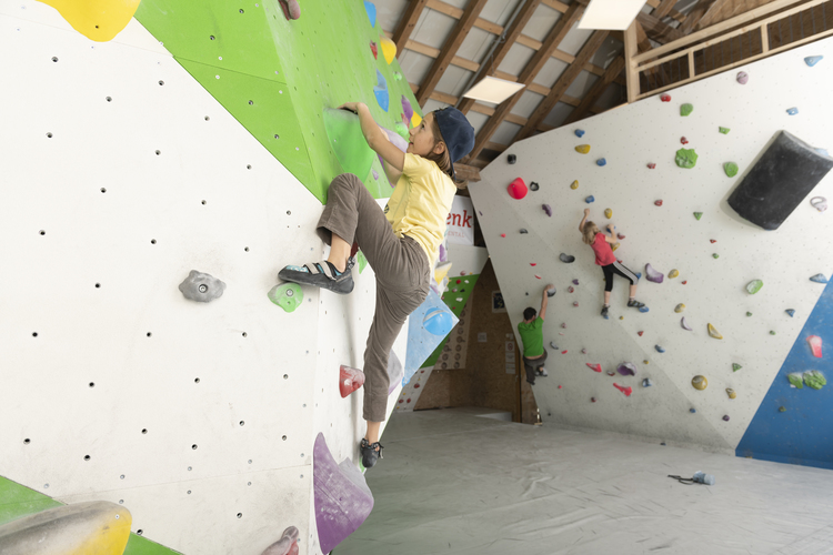 Klettern in der Boulderschüür.