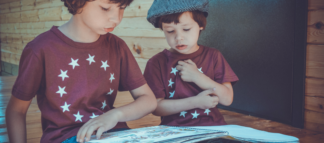 Kinder lesen sich gegenseitig vor