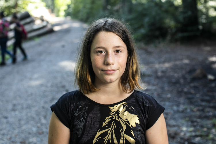 5/6 Thalia, 11 Jahre: Ich bin mit der Pfadi ganz oft im Wald – daher ist das jetzt nicht so besonders für mich. Aber es ist anders. In der Pfadi macht es mehr Spass, weil wir auch Zelte aufbauen und übernachten. Aber hier mit der Schule lerne ich mehr. Und ich mag die frische Luft, da kann ich besser lernen. 