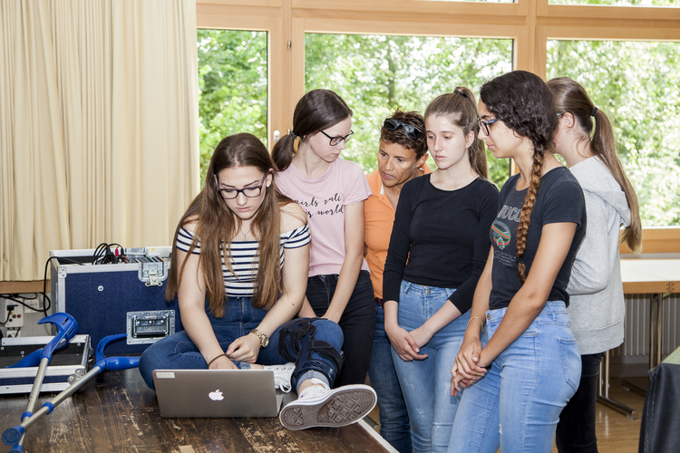 Theres Odermatt (hier mit Peacemakern vor ihrer Präsentation in der Aula) war schon immer eine Lehrerin, die nicht wegschauen konnte und wollte.