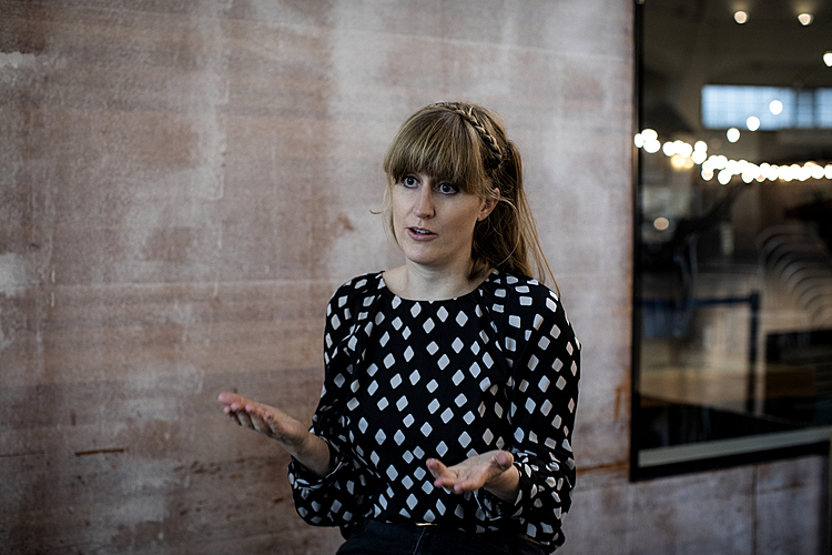 0b958b2a4b6245e55c76213d2d20e5ac.jpg Sophia Fischer ist Psychotherapeutin mit Vertiefung Traumapädagogik und Traumatherapie und arbeitet im Kinder- und Jugenddienst (KJD) des Kantons Basel-Stadt als Leiterin des Fachbereichs Psychologie und als Leiterin des Projekts «Erstinterventionen nach häuslicher Gewalt» (Infos: Sophia.Fischer@bs.ch). Sie ist Mutter von zwei Kindern und lebt mit ihrer Familie in Basel. Der KJD unterstützt, berät und informiert Kinder und Jugendliche und an der Erziehung beteiligte Personen. Entweder werden die Familien freiwillig begleitet oder durch eine Verfügung der Kindes- und Erwachsenenschutzbehörde KESB.