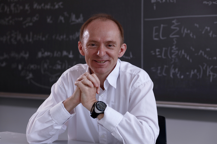 0bb66c1de8a2d50c1abdac20c7962fee.jpg 2005 gründete Prof. Dr. Juraj Hromkovic an der ETH das Ausbildungs- und Beratungszentrum ABZ für Informatik. Zu den bekanntesten Projekten gehört der Programmierunterricht «Primalogo» für Primarschüler.
