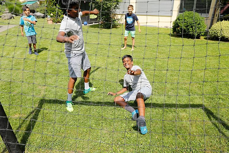 Fussball verbindet: Lukas (in Blau), die Zwillinge Arian und Dorian sowie Sven.