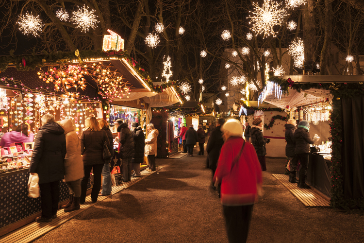 So kann sich Basel im Winter präsentieren, zum Beispiel am Weihnachtsmarkt auf dem Münsterplatz.