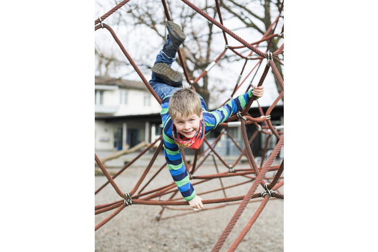 Cedric Gross, 6 Jahre alt«Ich finde Rechnen im Moment nicht cool»«Am ersten Schultag war ich voller Freude, gespannt, nervös – alles zusammen. Mich nahm wunder, wie das Schulzimmer wohl aussieht. Es könnte schöner sein: In der Kuschelecke, da können wir uns hinlegen, wenn wir Bauchweh haben, fehlen mir die Plüschtiere. Ich freute mich auch auf die Hausaufgaben, dachte, die könnten vielleicht spannend sein. Im Kindergarten hatte ich die Lehrerin manchmal nach Rechenaufgaben gefragt und die zu Hause gelöst. Auch die Buchstaben übte ich mit den Eltern. Ich finde Rechnen und Lesen im Moment nicht so cool. Bis 20 läuft es super, aber ich kann nicht sagen, was 9 plus 38 macht. Und das D verwechsle ich ständig mit dem B. Am liebsten spiele ich – das dürfen wir jeweils, wenn wir mit einer Aufgabe fertig sind. Im Schulzimmer gibt es Autos, Helikopter, Bücher und Jonglierbälle. Gian schafft gleich drei aufs Mal! Stillsitzen fällt mir schwer, aber ich habe einen coolen Trick, der hilft: Ich stelle mir einfach vor, ich hätte Klebband am Füdli, das mich am Stuhl festmacht. Ich vermisse meinen Freund Noah aus dem Kindergarten. Naja, dafür bin ich im Fall von zwei anderen Buben froh, dass ich sie jetzt los bin.»5/6