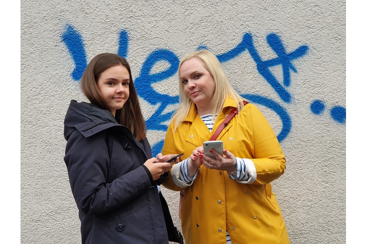 0ffb27ac0cc352380e1a67a2079d1ada.jpg Mia Hidber ist 16 Jahre alt und hat im August 2018 eine Ausbildung als Fachfrau Gesundheit begonnen. Steffi Hidber ist 45 Jahre alt und lebt mit ihrem Mann und den beiden Töchtern Lily und Mia mitten Zürich. Die Journalistin schreibt leidenschaftlich über Schönes auf ihrem Blog www.heypretty.ch.