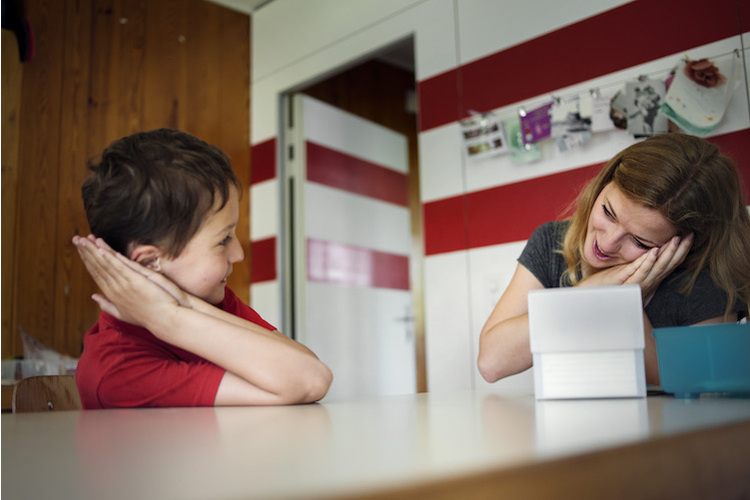 2/4 Emilio geht in die Blindenschule. Dort werden auch Autisten unterrichtet. Neben dem Einzelunterricht ...