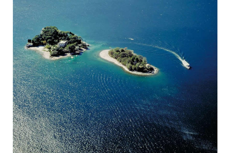 3/5 ... mitten im Lago Maggiore. Von Ascona aus fährt regelmässig ein Schiff. 