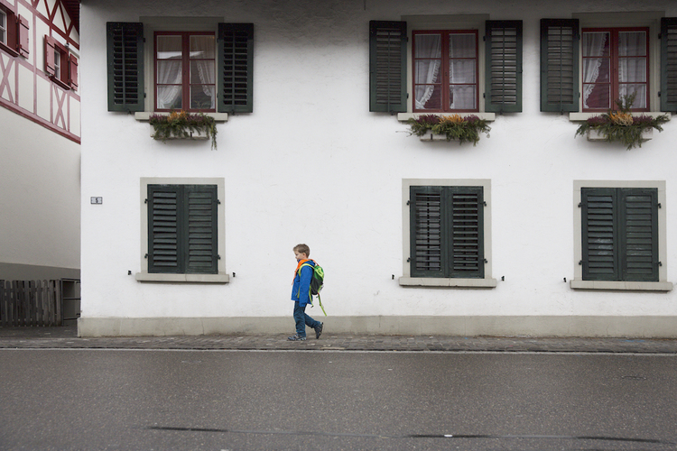 3 / 4 ... darum übt Yannik den neuen Schulweg jetzt schon.