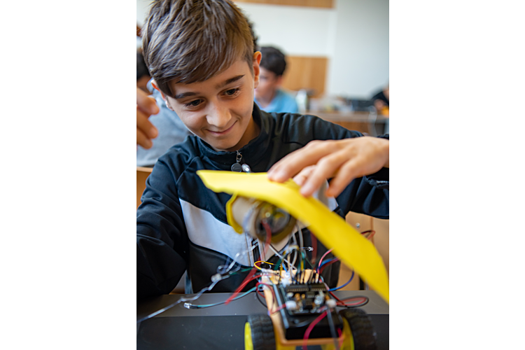 Der Kurs Roboter-Bauen ist in jedem Feriencamp sehr beliebt. Mehr zu den Sommerlagern, die die Stiftungen Elternsein und Kinderdorf Pestalozzi dieses Jahr zum ersten Mal zusammen organisiert haben, erfahren Sie hier.