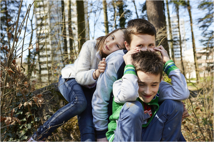 Die Hartmanns aus Suhr (v. l.): Sophie, 7, Matthias, 11, und Lorenz, 9. Liebe und Rivalität: Sophie mit ihren Brüdern Lorenz (l.) und Matthias.