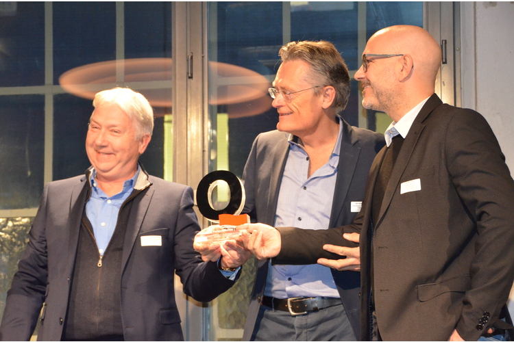 1dc296e137f38cb8f03cf1486461a69a.JPG Verlagsleiter Thomas Schlickenrieder, Chefredaktor Nik Niethammer und der stellvertretende Verlagsleiter Patrik Luther nehmen den Q-Award entgegen (von links).