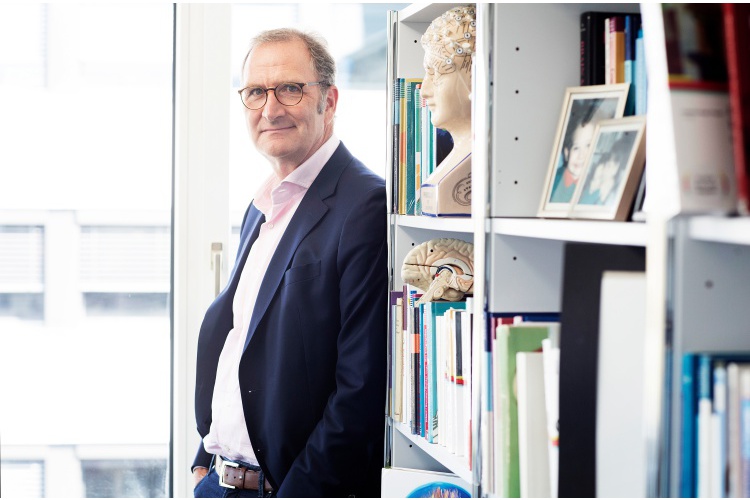 2021e3b65c4e9d554d10cdb2d8383378.jpg Lutz Jäncke, 60, ist Professor für Neuropsychologie an der Universität Zürich. Schwerpunkte seiner Forschung sind die kognitive Psychologie und die Plastizität des Gehirns. Jäncke gehört zu den am häufigsten zitierten Wissenschaftlern weltweit. Von den Studierenden wurde er mehrfach für seine Art der Wissensvermittlung ausgezeichnet. Lutz Jäncke ist verheiratet, Vater zweier erwachsener Söhne und lebt in Zürich.