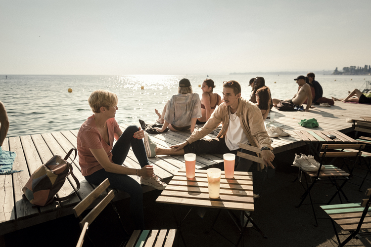 Selten schmeckt der Apéro so gut wie bei der Jetée de la Compagnie (Bild: Schweiz Tourismus / Giglio Pasqua)  