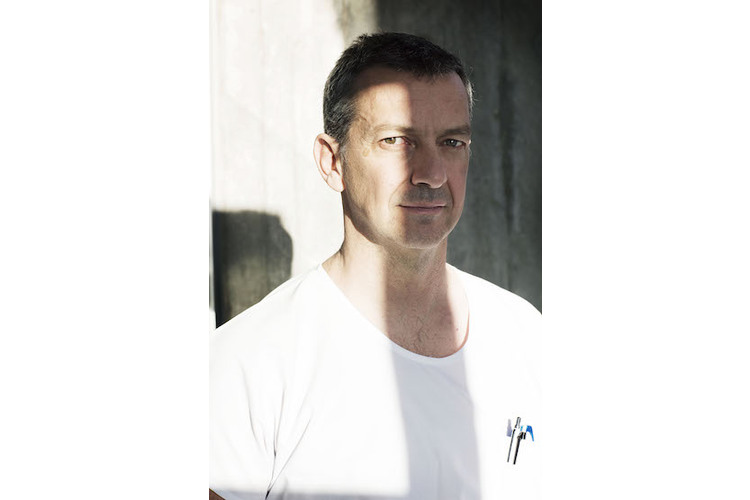 22d6d3e88c1e5fa328b4ce545d462926.jpg «Meine Emotionen haben hier nichts zu suchen. Das ist nicht immer einfach.» Georg Staubli ist Leiter der Notfallstation des Kinderspitals Zürich und dort auch Leiter der Kinderschutzgruppe. Bild: Vera Hartmann / 13 Photo