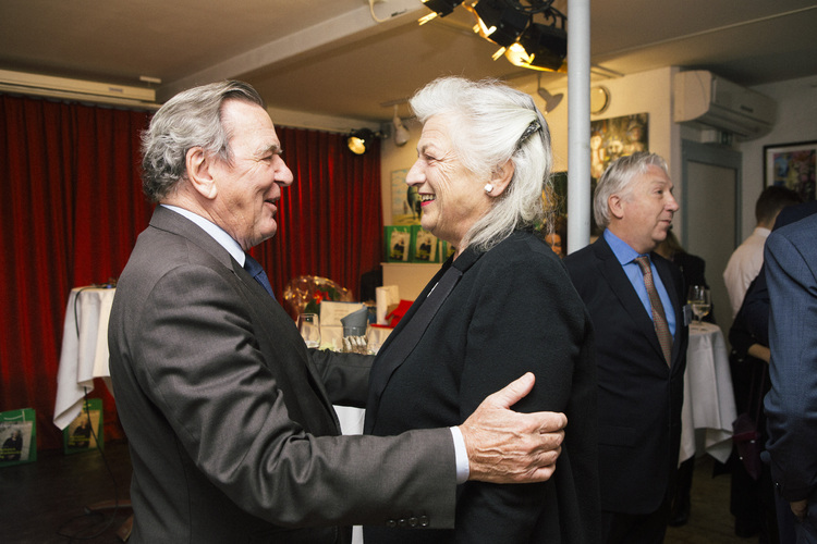 Das Geburtstagskind, Ellen Ringier, kommt an - und freut sich. Die Überraschung ist geglückt! Gerhard Schröder, Bundeskanzler a.D begrüsst sie.