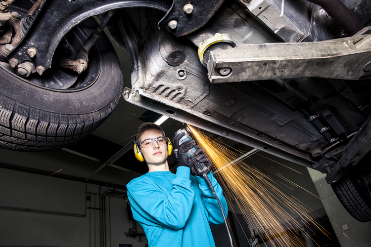 3/4 Lars ist im vierten Lehrjahr als Carrosserie-Spengler und freut sich darauf, einfach mal arbeiten zu können.