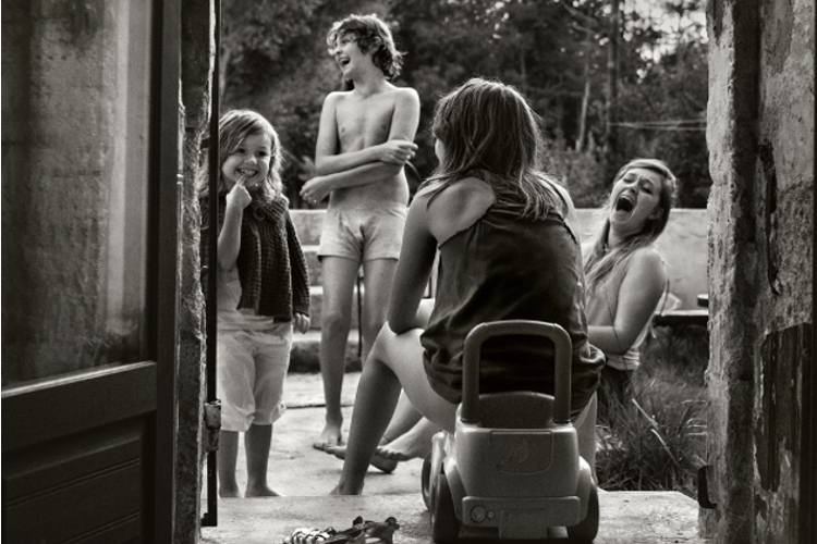 29e1f450b6f9da4ed34d1aad42d1d8ae.jpg Der französische Fotograf Alain Laboile ist Vater von sechs Kindern. Über viele Jahre hat er das turbulente Leben seiner Familie im Südwesten Frankreichs mit der Kamera festgehalten. Die hier aufgeführten Bilder stammen aus dem Jahr 2014. www.laboile.com