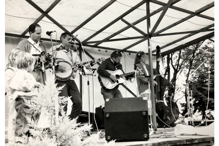 Bob am Banjo bei einem Konzert mit seiner Band «Bluegrass Friends». Wir durften auch auf die Bühne.