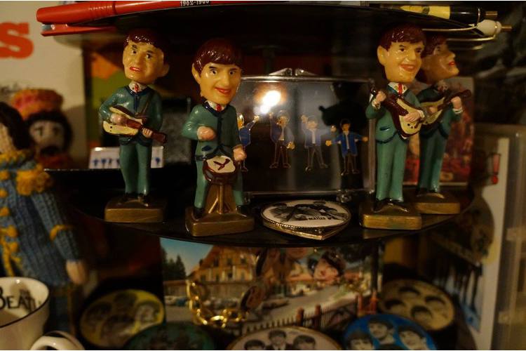 2d42985b77fc39ac0cb9292c6055d695.jpg 6 / 6 Im Hoosesagg-Museum in Basel schrumpfen auch Musik-Giganten auf Miniatur-Grösse.