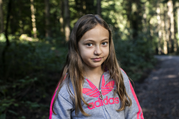 1/6 Dilara, 10 Jahre: Ich finde den Wald doof, weil es hier so viele Mücken hat. Später hab' ich dann überall Mückenstiche, muss duschen und schauen, ob ich auch noch Zecken habe.