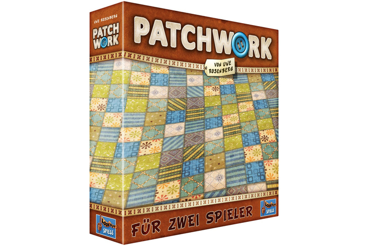 Duell für zwei Patchwork  Nicht immer hat man viele Mitspieler zur Verfügung, oft herrscht bloss Zweisamkeit. Dafür gibt es «Patchwork», ein reines Zweipersonen-Spiel, bei dem die beiden Konkurrenten jeder für sich einen möglichst lückenlosen Flickenteppich legen müssen. Zahlungsmittel sind sinnigerweise Knöpfe. Die Flicken sind flache, farbige Kartonplättchen in unterschiedlichen Grössen und Formen, die zum Teil an «Tetris» erinnern. Die Spieler sind nicht abwechselnd am Zug, sondern es spielt immer, wer mit seinem «Zeitstein» gerade weiter hinten liegt. Deshalb kann ein Spieler mehrfach hintereinander an die Reihe kommen und das taktisch nutzen. Wer an der Reihe ist, darf einen von drei jeweils verfügbaren Flicken kaufen. Jeder Flicken kostet Knöpfe und «Zeit», um ihn in die eigene Decke einzunähen. Die Regeln sind einfach, man ist sofort im Spiel drin, jede Partie ist spannend und dauert höchstens eine halbe Stunde.  «Patchwork» von Uwe Rosenberg  Legespiel für 2 Spieler ab 8 Jahren  Spielzeit: etwa 30 Minuten  Preis: Fr. 25.90 Lookout Spiele  www.lookout-spiele.de