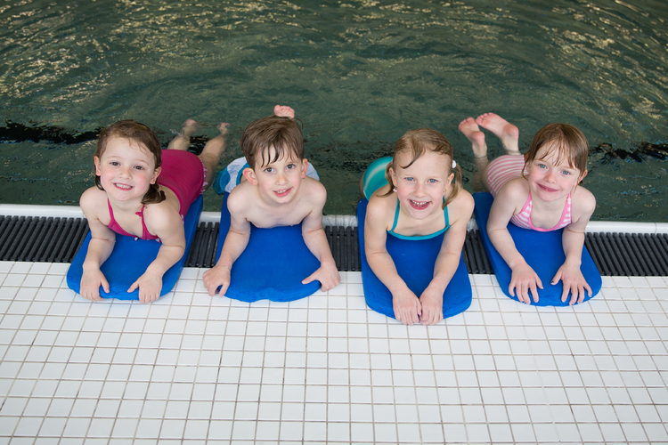 In Schwimmkursen geht es erst einmal darum, die Angst zu verlieren und sich intuitiv zu bewegen. Die Technik kommt später.