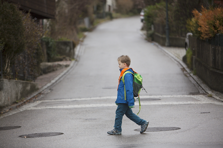 2 / 4 Viele Studien belegen, dass Kinder am meisten lernen, wenn sie auf sich gestellt sind, sei es unterwegs in die Schule oder im freien Spiel ...