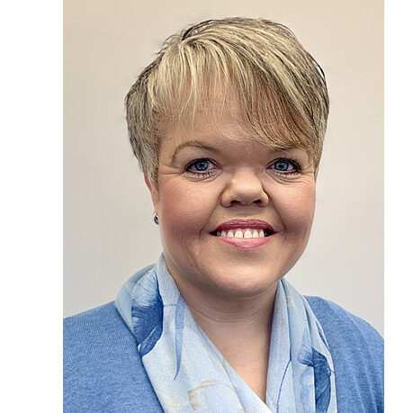 32b84dc1a4db2580520b80dbbafa18e9.jpg Ernesta von Holzen studierte Psychologie und ist eidgenössisch anerkannte Psychotherapeutin. Sie arbeitet als Teamleiterin bei ask! – Beratungsdienste für Ausbildung und Beruf. ask! bietet im Auftrag des Kantons Aargau die Berufs-, Studien- und Laufbahnberatung, den Jugendpsychologischen Dienst sowie weitere psychologische und psychotherapeutische Beratungen an.